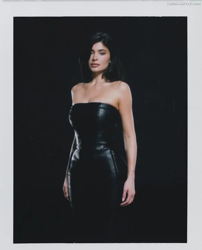 Kylie Jenner photo 18 of 4071