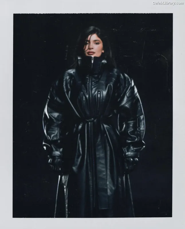 Kylie Jenner photo 19 of 4071