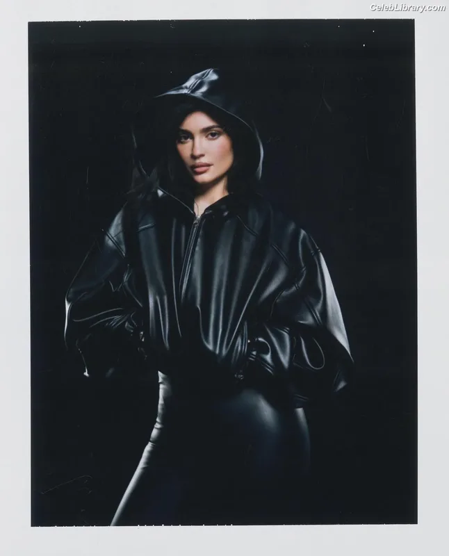Kylie Jenner photo 20 of 4071