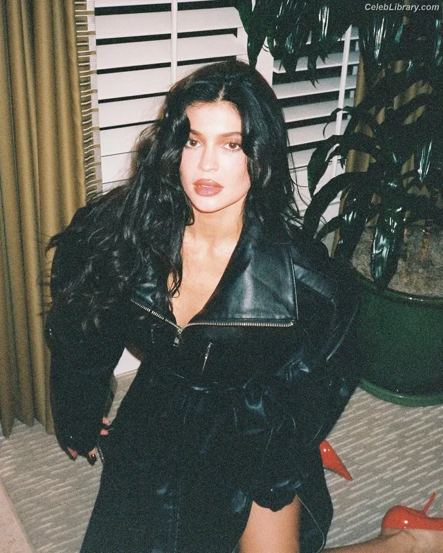 Kylie Jenner photo 23 of 4071