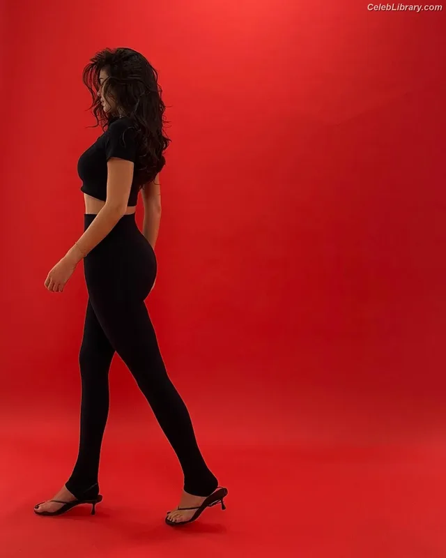 Kylie Jenner photo 24 of 4071