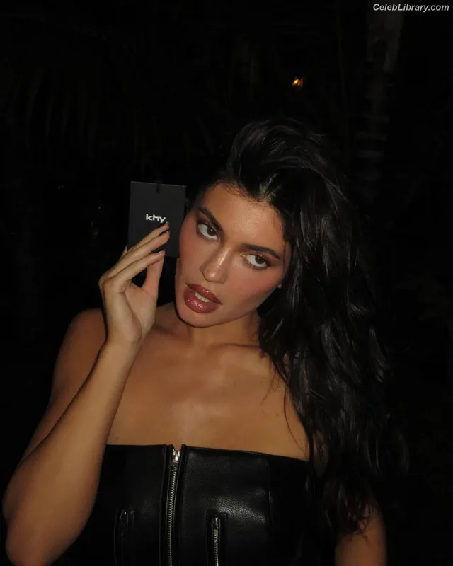 Kylie Jenner photo 1 of 4071