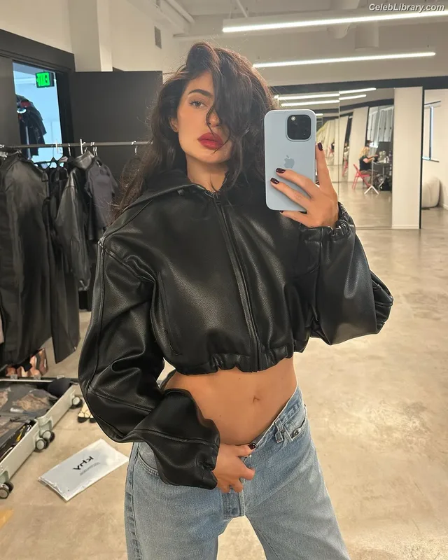 Kylie Jenner photo 2 of 4071