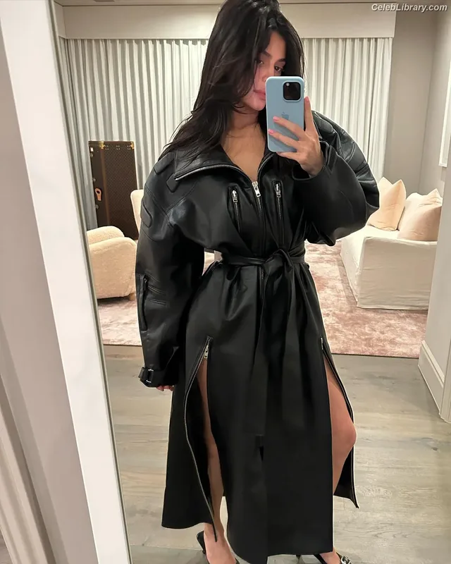 Kylie Jenner photo 4 of 4071