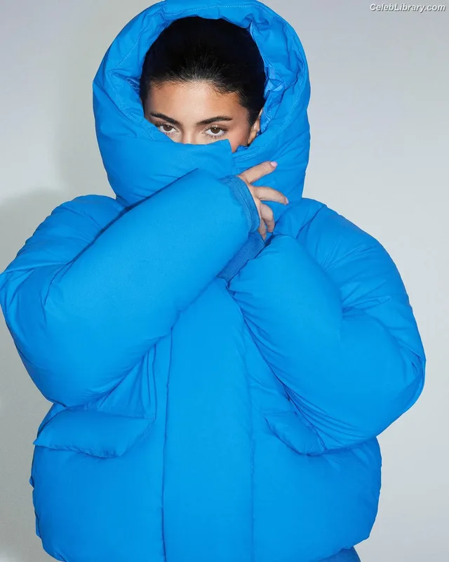 Kylie Jenner photo 10 of 4071