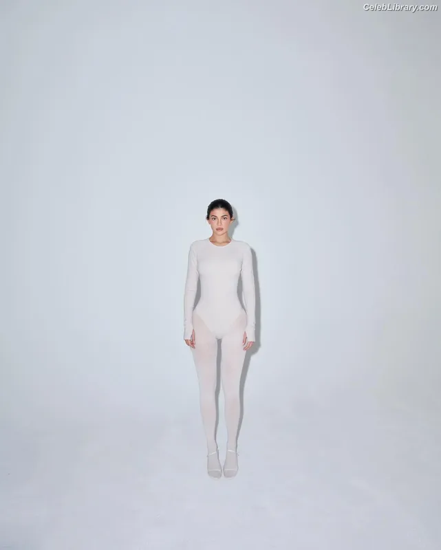 Kylie Jenner photo 12 of 4071