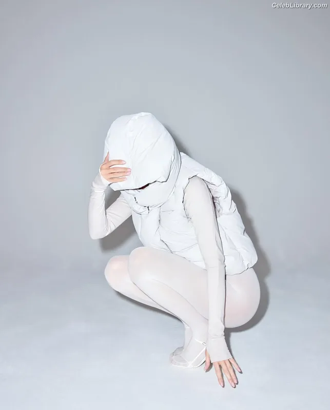 Kylie Jenner photo 13 of 4071