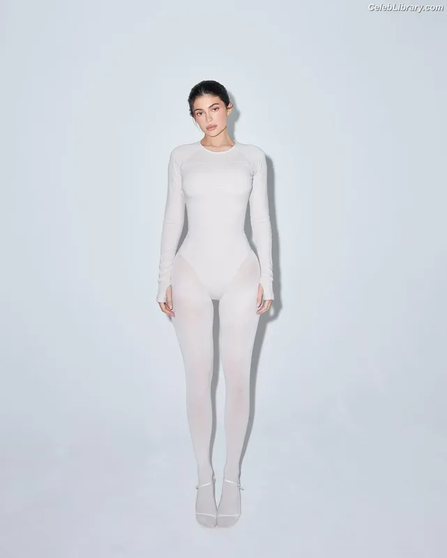 Kylie Jenner photo 14 of 4071