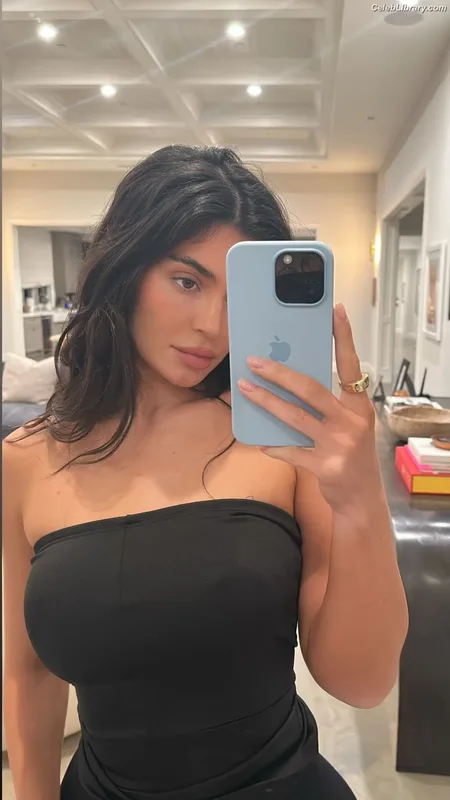 Kylie Jenner photo 15 of 4071