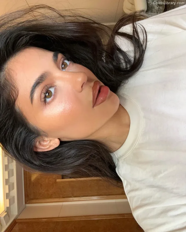Kylie Jenner photo 19 of 4071