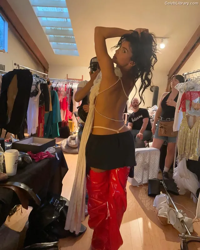 Kylie Jenner photo 22 of 4071