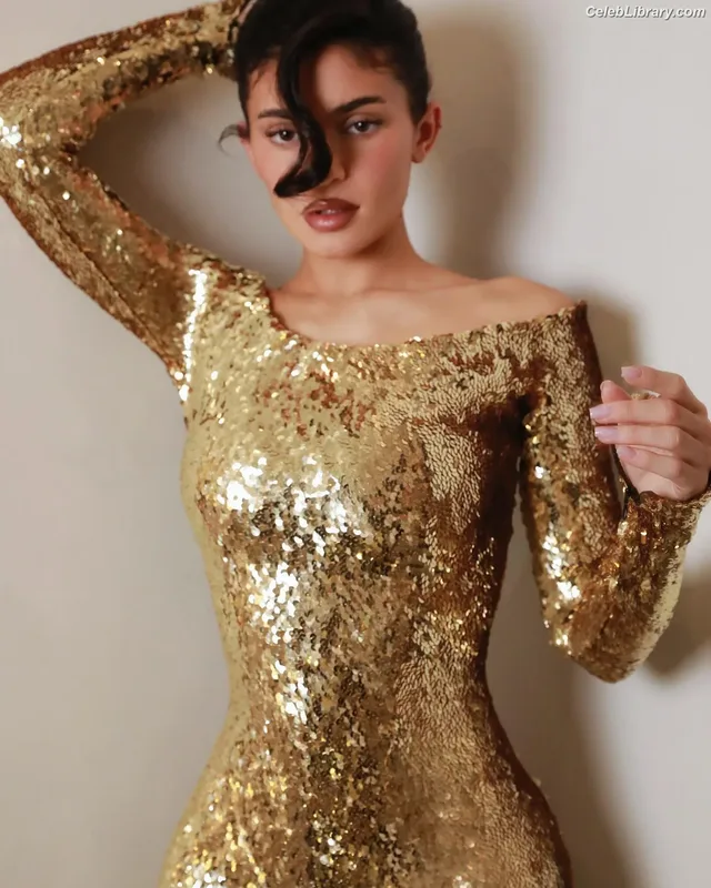 Kylie Jenner photo 7 of 4071