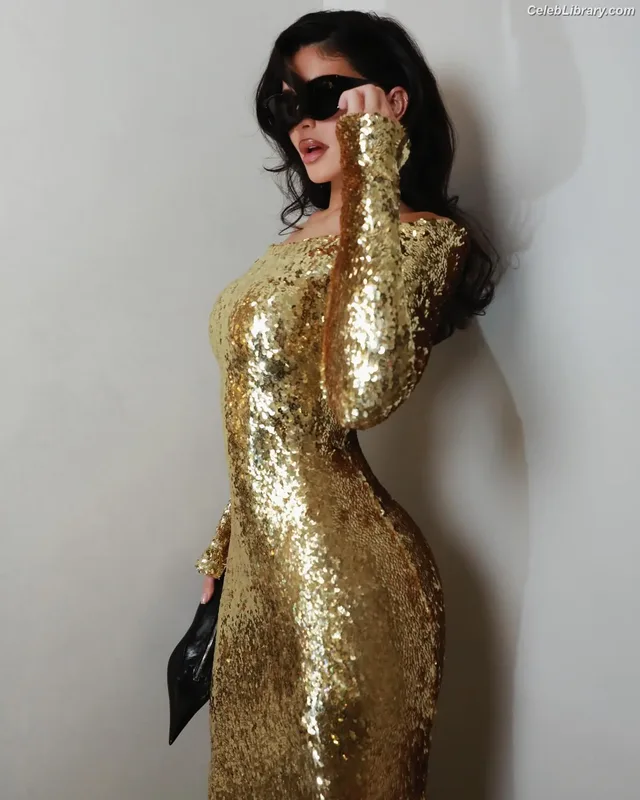 Kylie Jenner photo 9 of 4071