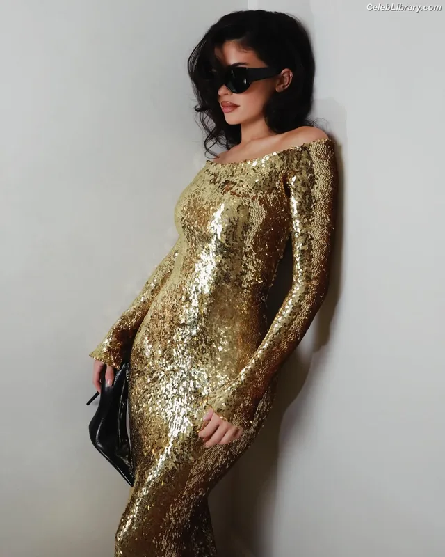 Kylie Jenner photo 10 of 4071