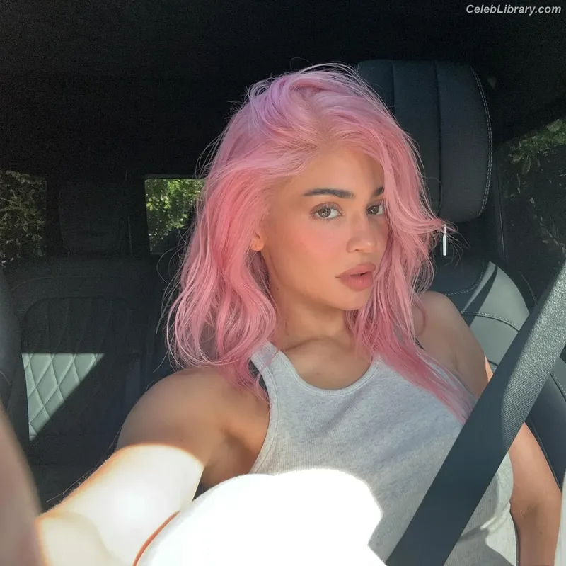 Kylie Jenner photo 12 of 4071