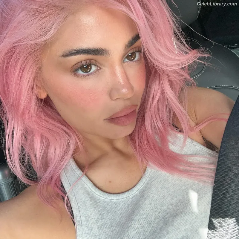 Kylie Jenner photo 13 of 4071