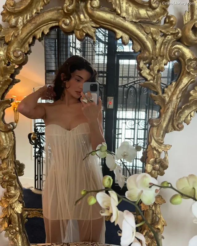 Kylie Jenner photo 16 of 4071