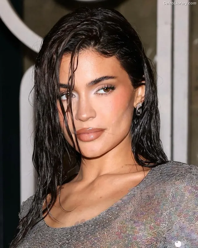 Kylie Jenner photo 19 of 4071