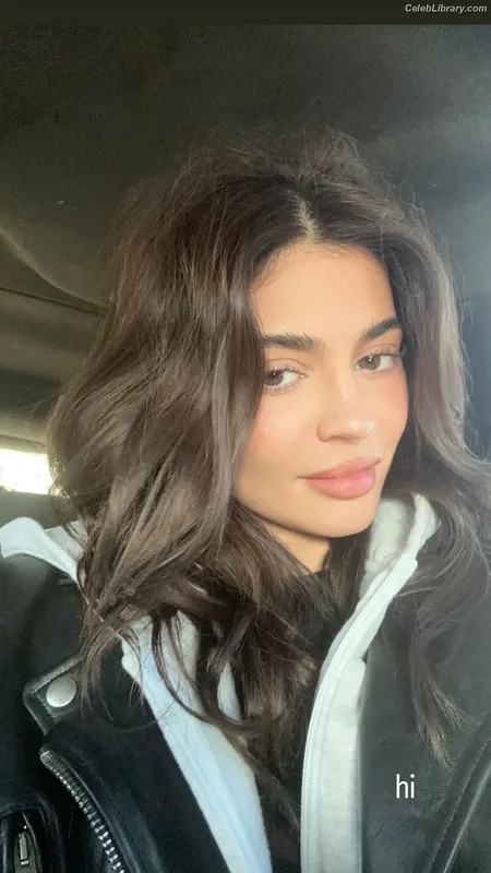 Kylie Jenner photo 4 of 4071