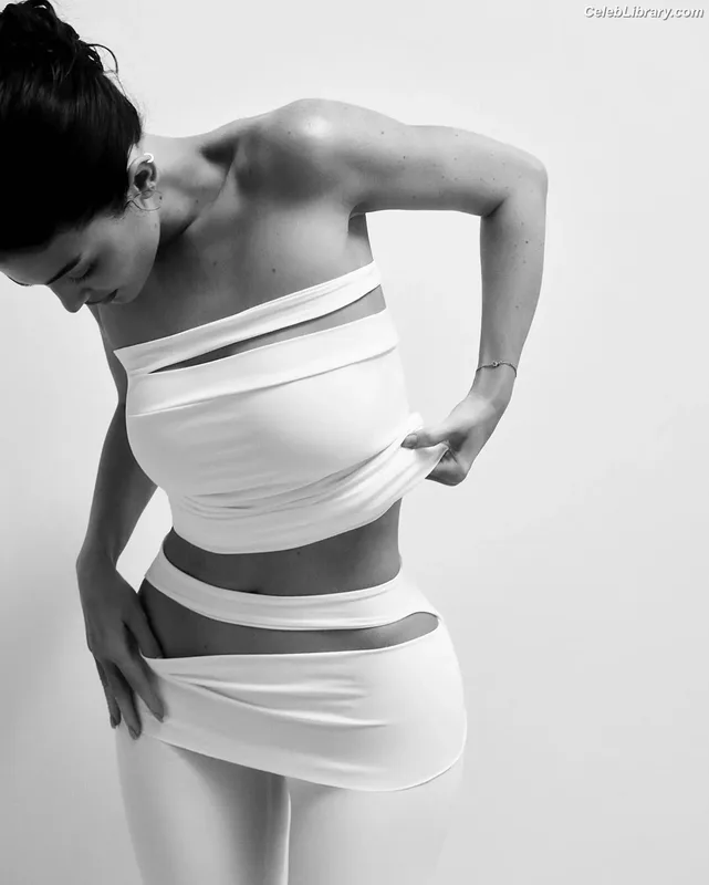 Kylie Jenner photo 5 of 4071