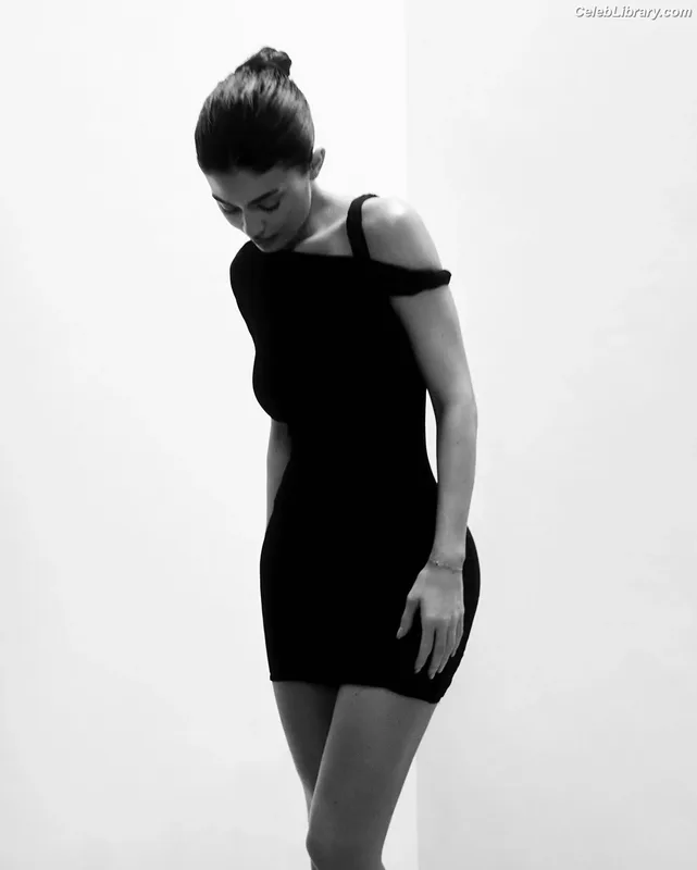 Kylie Jenner photo 6 of 4071
