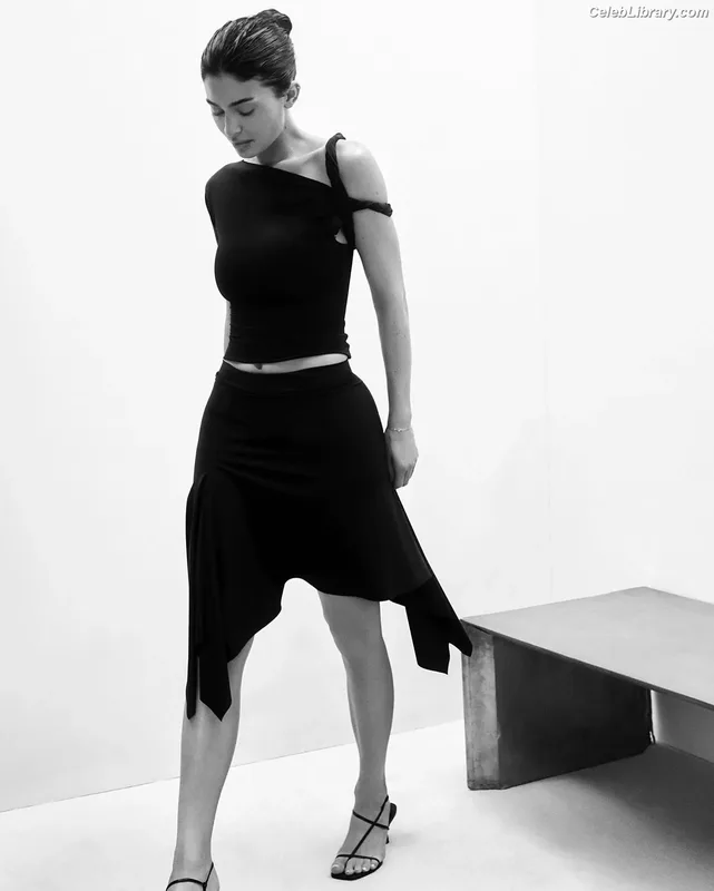 Kylie Jenner photo 8 of 4071
