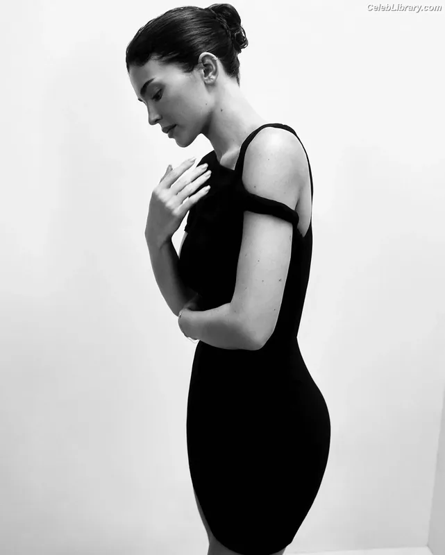 Kylie Jenner photo 9 of 4071