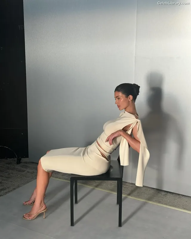 Kylie Jenner photo 10 of 4071