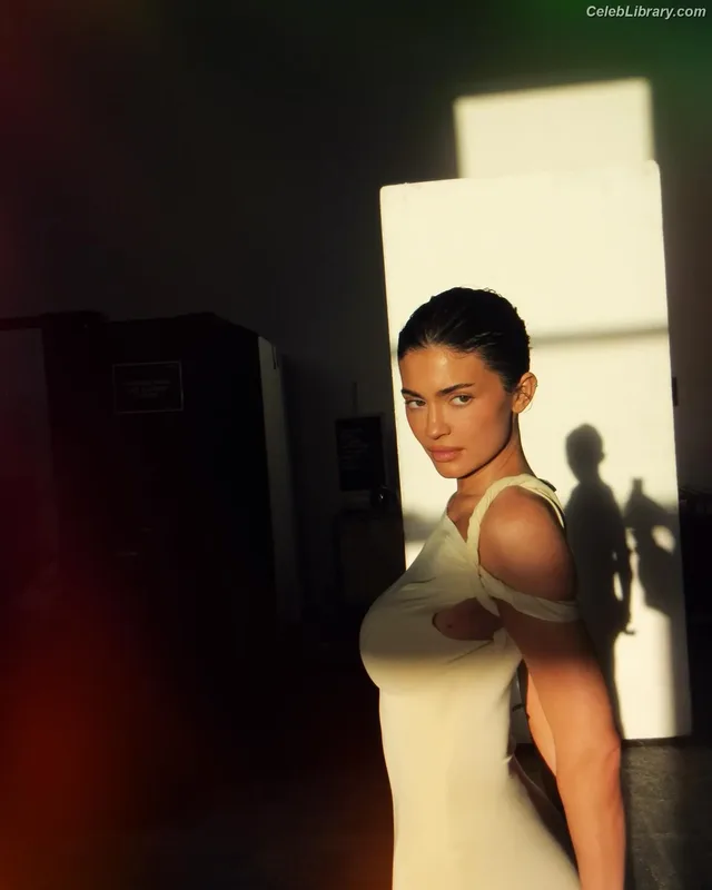 Kylie Jenner photo 15 of 4071