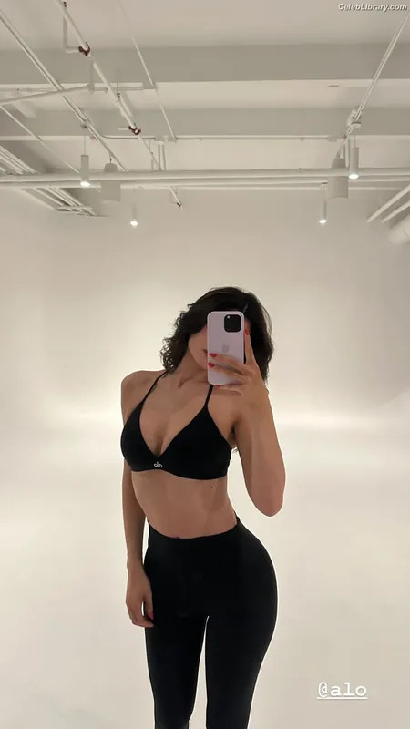 Kylie Jenner photo 16 of 4071