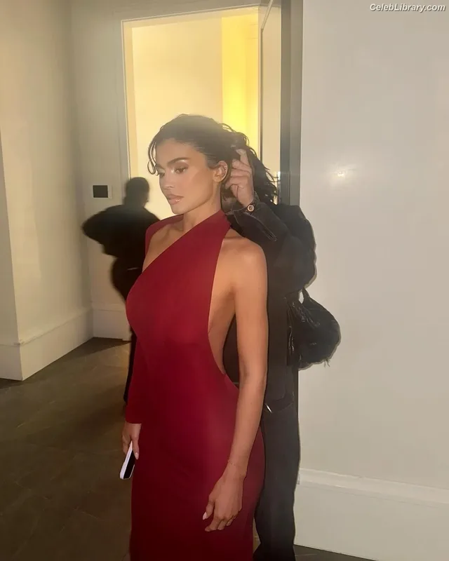 Kylie Jenner photo 19 of 4071