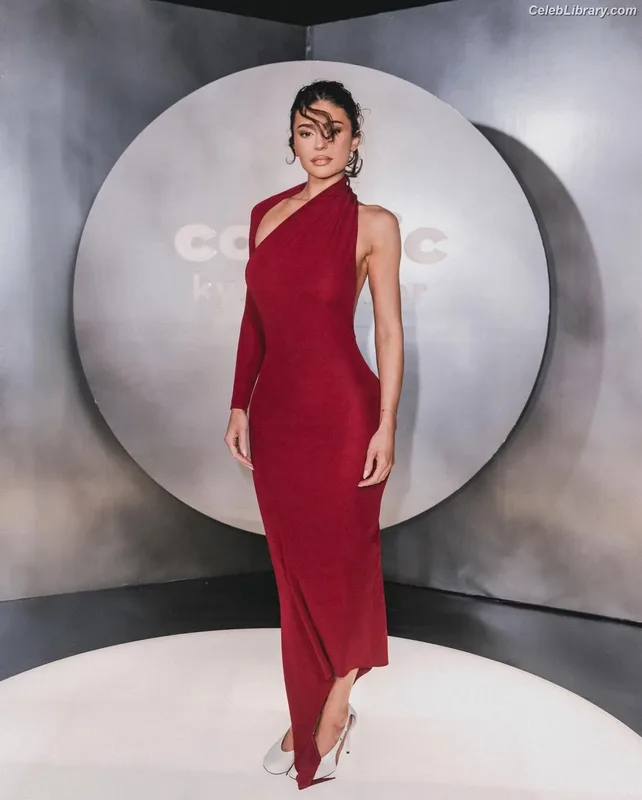 Kylie Jenner photo 20 of 4071