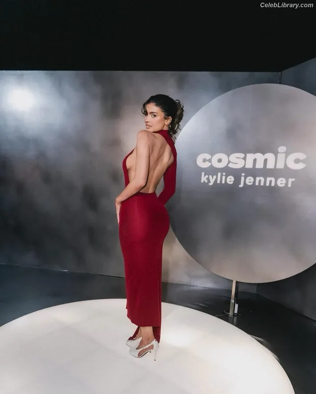 Kylie Jenner photo 21 of 4071