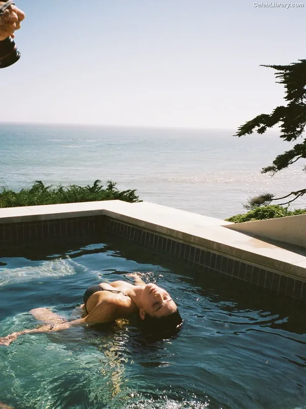 Kylie Jenner photo 2 of 4071