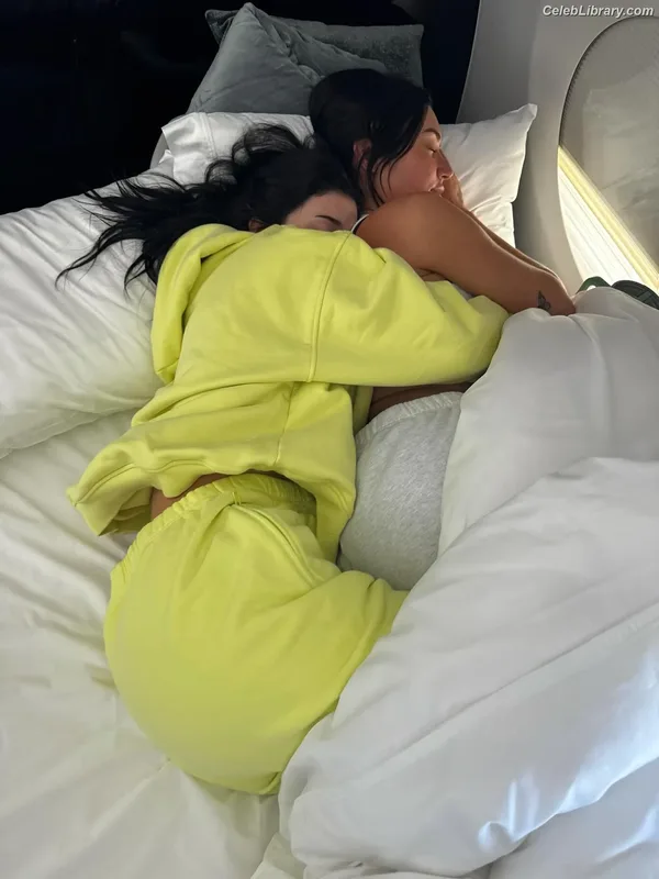 Kylie Jenner photo 10 of 4071