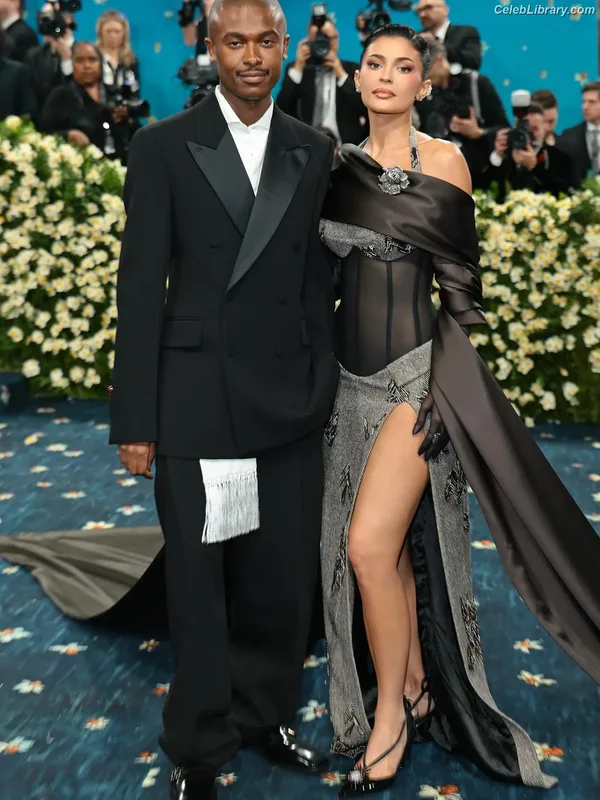 Kylie Jenner photo 19 of 4071