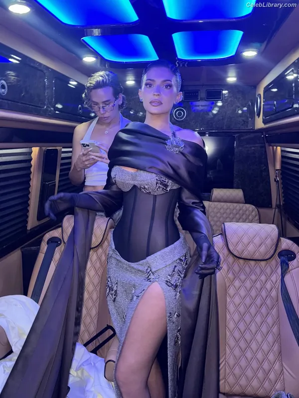 Kylie Jenner photo 20 of 4071