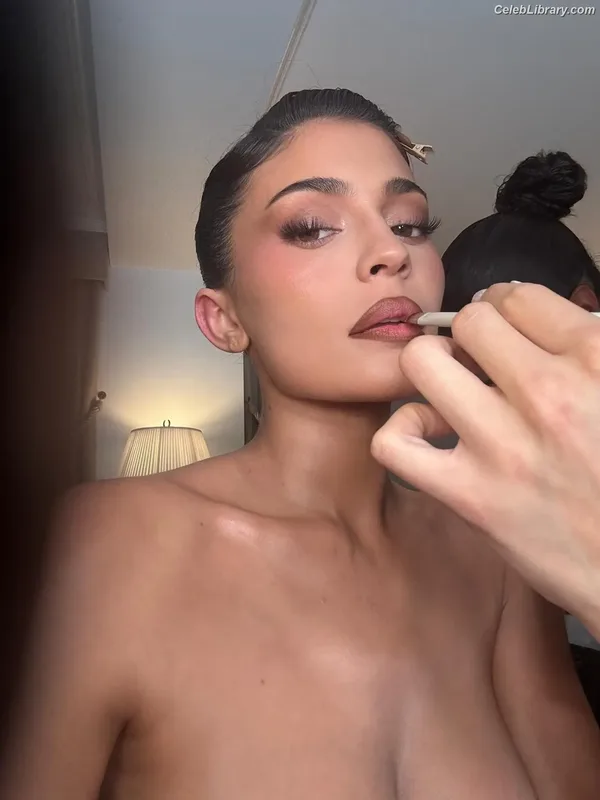 Kylie Jenner photo 24 of 4071