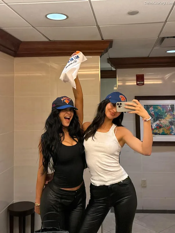 Kylie Jenner photo 2 of 4071