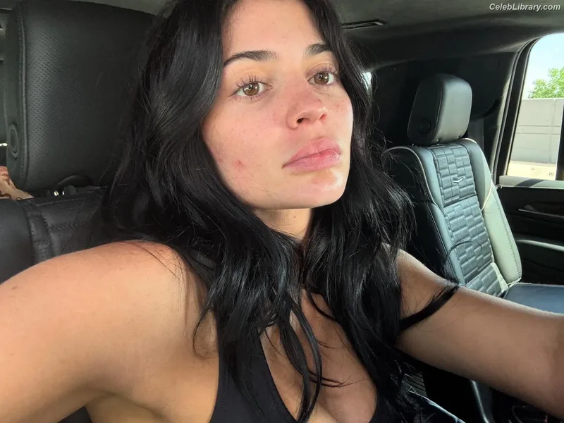 Kylie Jenner photo 3 of 4071