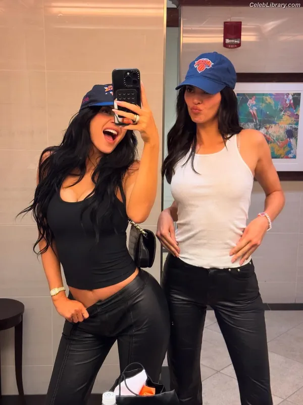 Kylie Jenner photo 5 of 4071