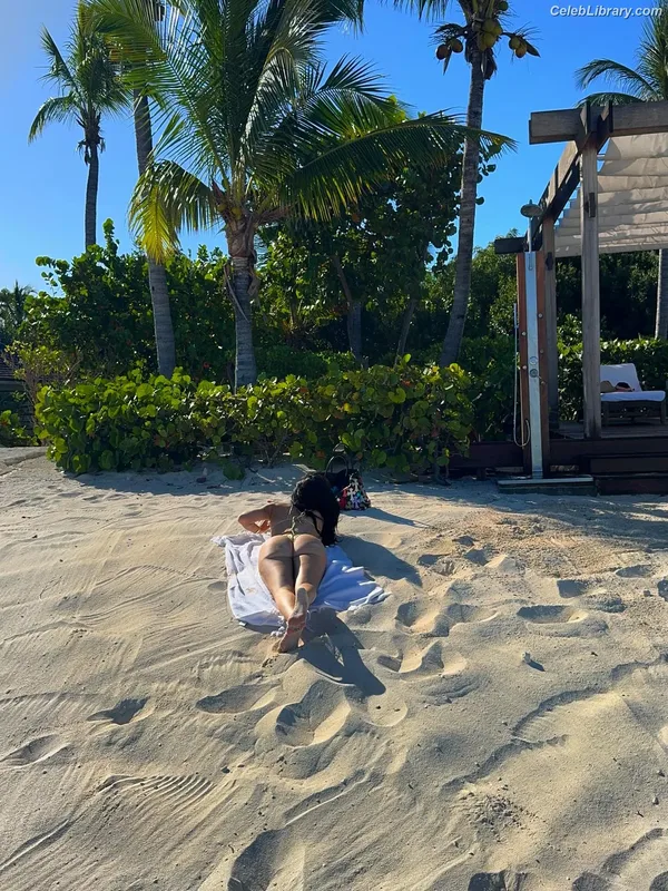 Kylie Jenner photo 11 of 4071
