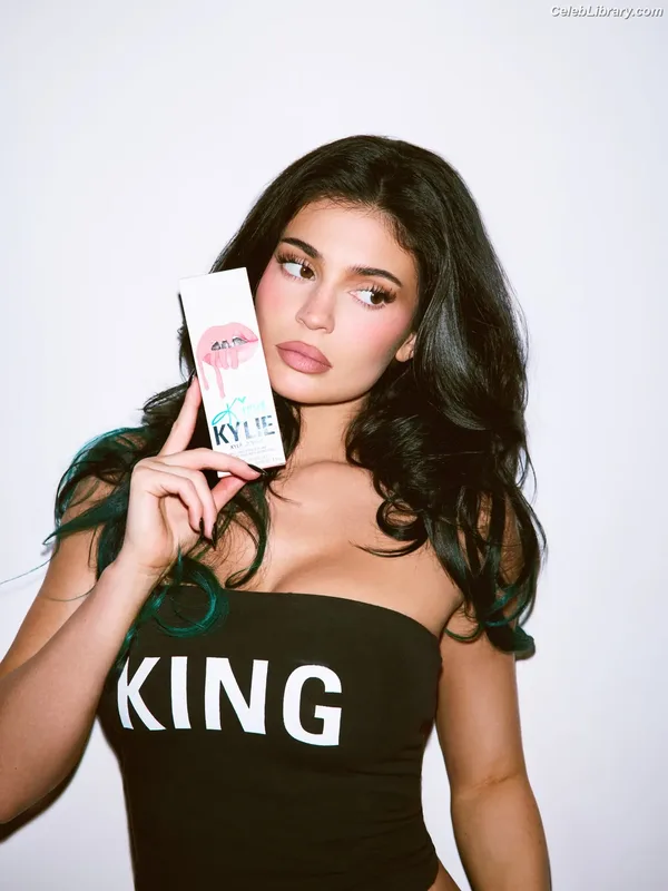 Kylie Jenner photo 4 of 4071