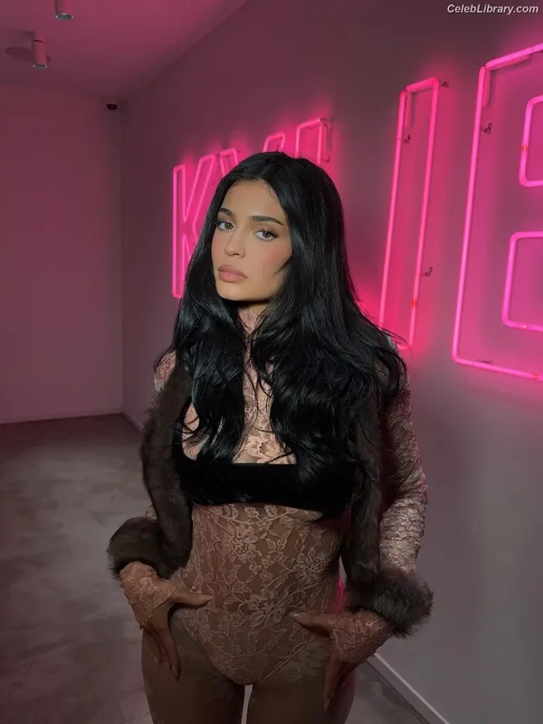 Kylie Jenner photo 9 of 4071