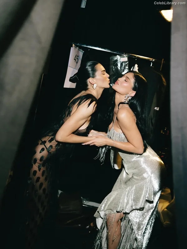 Kylie Jenner photo 18 of 4071