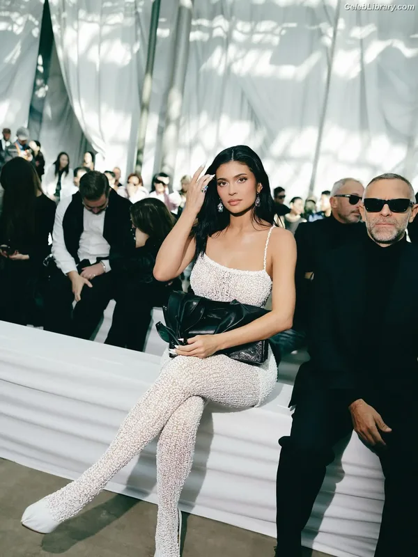 Kylie Jenner photo 22 of 4071