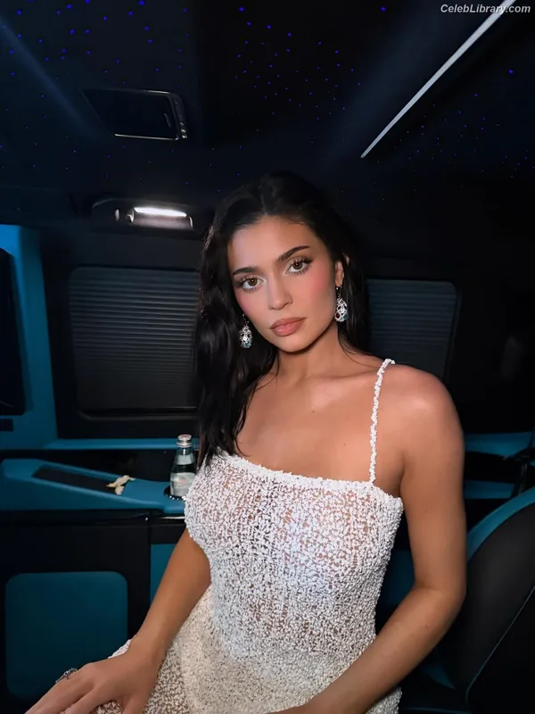 Kylie Jenner photo 23 of 4071