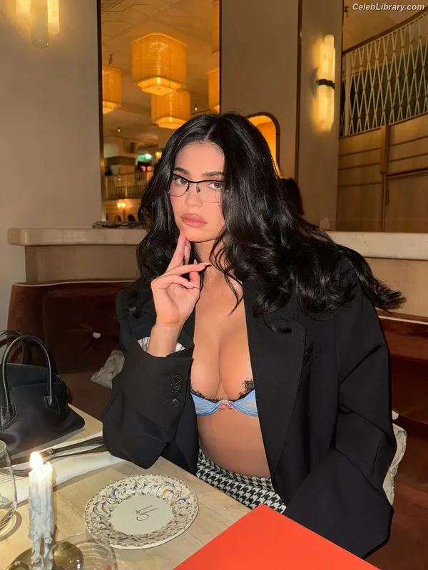 Kylie Jenner photo 1 of 4071