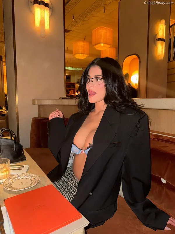 Kylie Jenner photo 4 of 4071