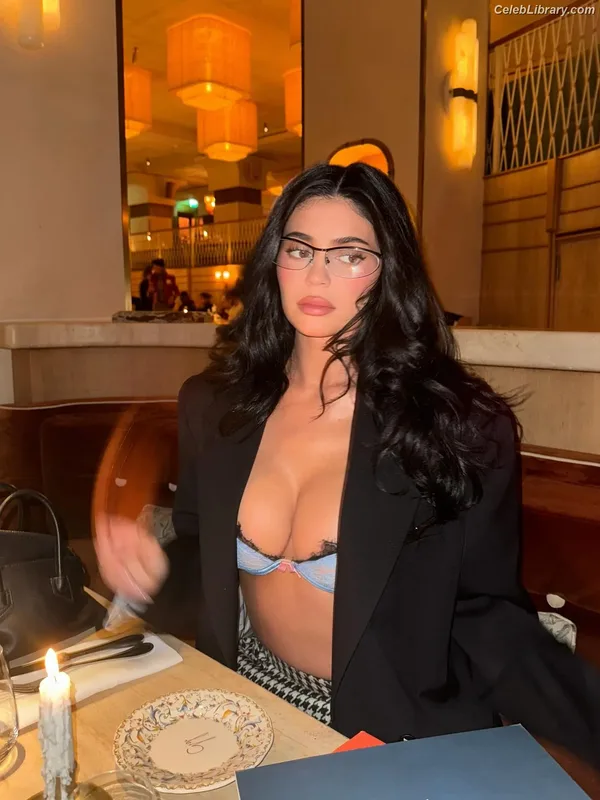 Kylie Jenner photo 5 of 4071